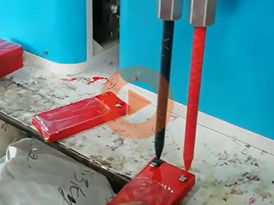 电池灌注双色极柱胶视频